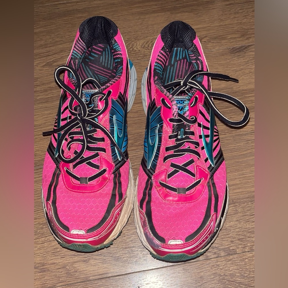Brooks Adrenaline GTS tennis shoe